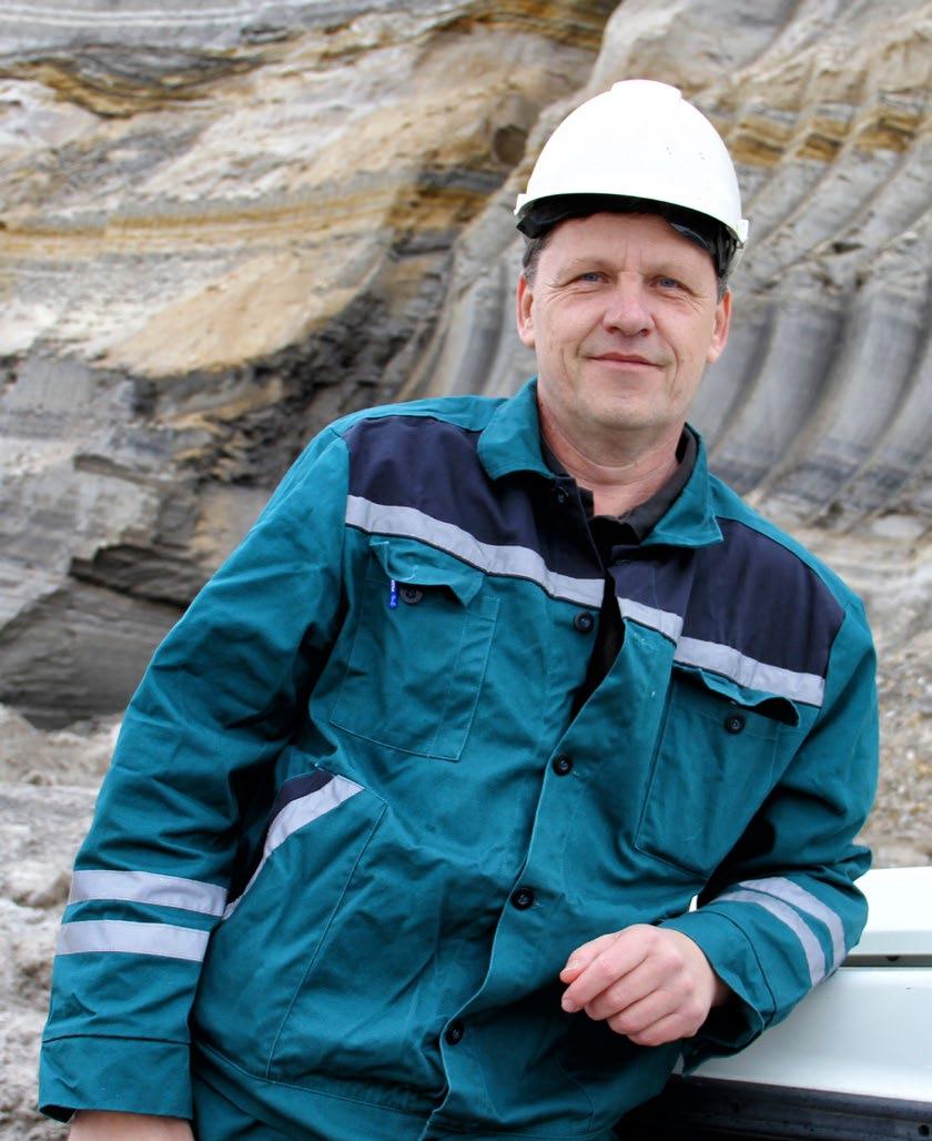 PRACOVNÍ DEN Můj pracovní den JOSEF CHVÁLA INSPEKTOR BHP A PO DB P rovoz skrývky, čerpací stanice, hlavní sklad a sklad ropných produktů v Dolech Bílina se zhruba 600 kmenovými zaměstnanci to všechno