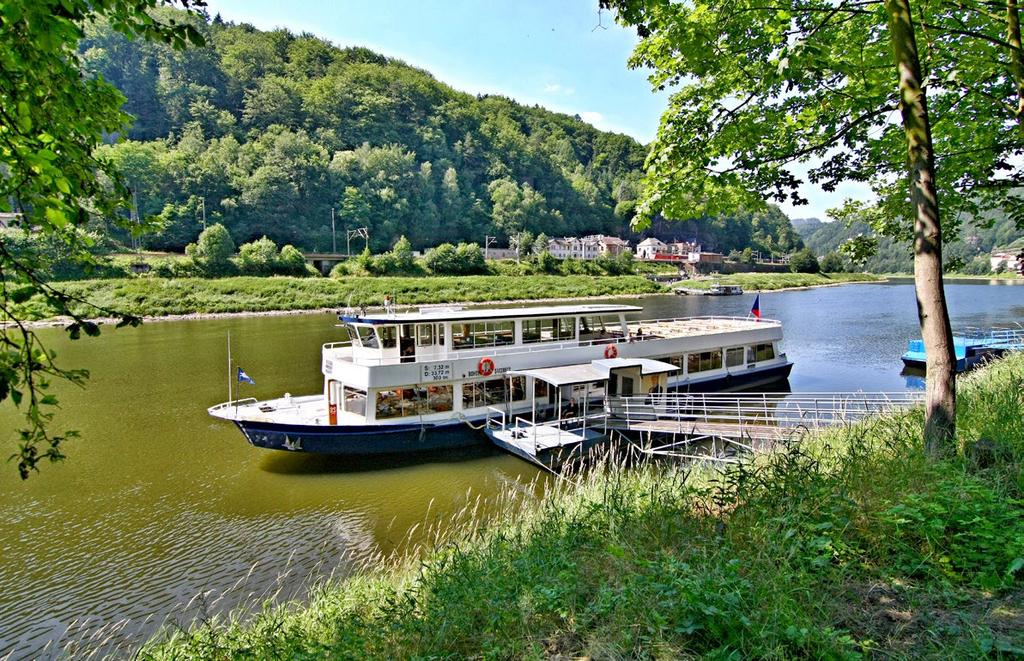 TIP NA VÝLET Hřensko přístav. Plavba Děčín Hřensko Výhled z kapitánského můstku. Přišlo jaro a s ním začátek nové turistické sezony se širokou nabídkou poznání a zážitků.
