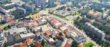 jedno- a dvoupatrové domy na středověkých parcelách. Některé z nich mají renesanční nebo barokní jádro, ale na přelomu 19. a 20. století byly přestavěny a získaly historizující fasády.