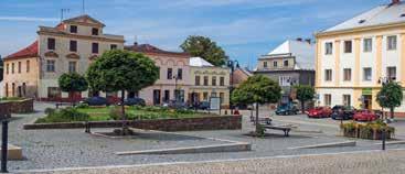 Náměstí nicméně nepůsobí jako centrum obce, spíše jako parčík ohraničený silnicí a řídkou zástavbou. Případná dostavba a rekonstrukce náměstí do původní formy by podpořila městský charakter sídla.