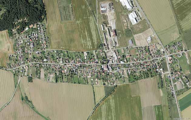mapa stabilního katastru cca 1830 ortofotomapa 2015 Úvalno soustředěná ves s plužinou traťovou Vsi řadové Řadové vsi mají proti soustředěným vsím volnější půdorys, usedlosti jsou od