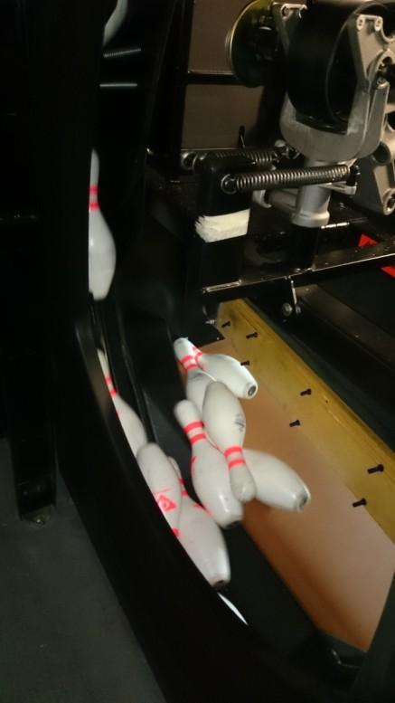 části, kde je pásový dopravník. Rameno je řízeno elektromotorem přes pákový mechanismus. Toto rameno je v přední části obr. 3.