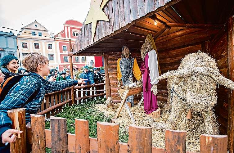 VÁNOČNÍ TIPY SPECIÁLNÍ TÉMA TÝDENÍKU 5plus2 Vánočnístromy na náměstích Blikající stromy na náměstích, jarmarky, vánoční koncerty asetkání izajímavé výstavy.