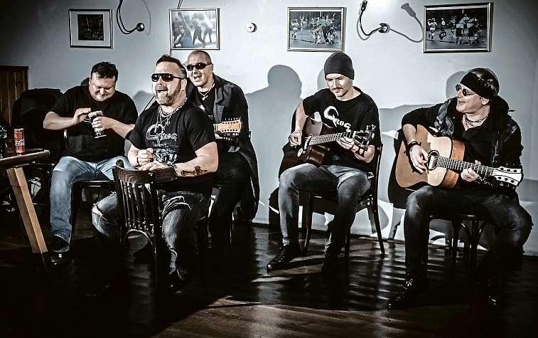 Kapelu, která vsoučasnosti hraje ve složení Marcel Blaha (zpěv), Martin Sitek (kytara), MirekSatora (kytara),honza Valuštík