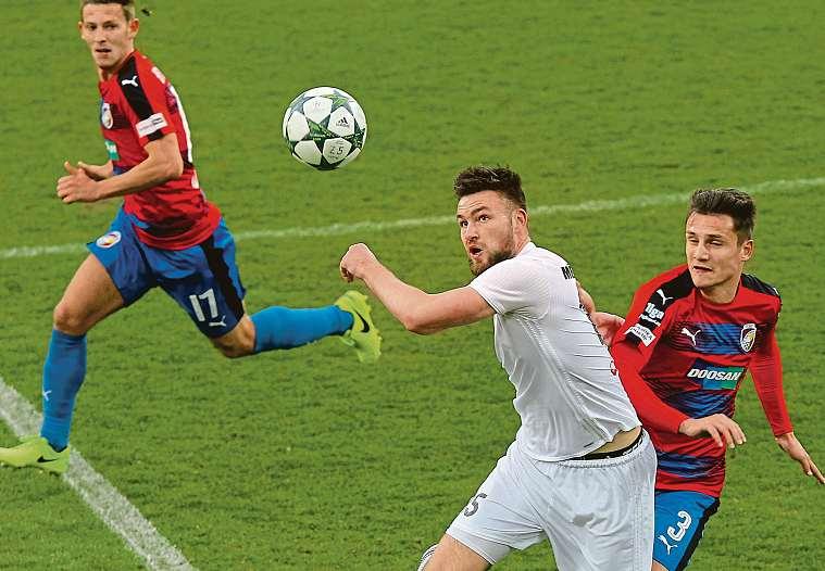 Trenér Norbert Hrnčár, který před nedávnem vystřídal na lavičce Romana Nádvorníka, dokonce prohlásil, že karvinští fotbalisté se vítězstvím 2:1 vminulém ligovém kole sjabloncem reálně vrátili do boje