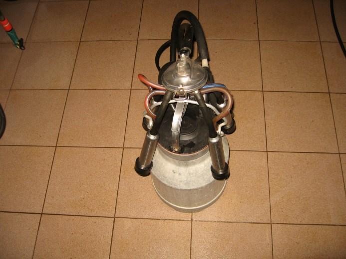 před začátkem dojení vždy znovu vyčistěte, minimálně je vypláchněte.