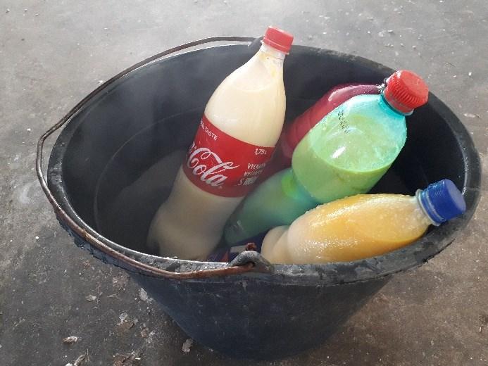 Je potřeba s mlezivem pravidelně míchat a doplňovat teplou (max. 60 C), nikoli horkou vodu.
