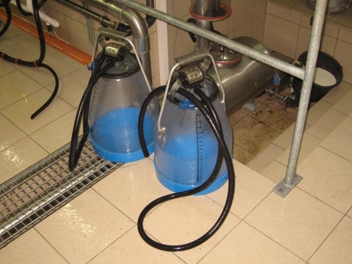 Mějte zvlášť dojicí soupravy pro nemocné krávy a otelené krávy a tyto nikdy nezaměňujte.