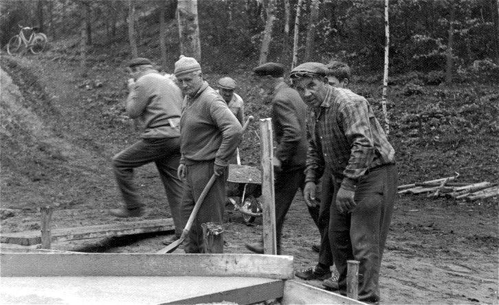 Na snímku, který byl pořízen při vytváření tanečního parketu v parku, vidíme Karla Krátkého, Václava Steigera, Aloise Skácela a Metoděje Pohajdu.