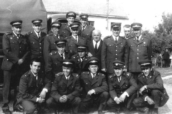 Snímek z roku 1974 - při návštěvě maďarských požárníků. Vzadu stojí Svatopluk Prachař a Jan Kohn, před nimi stojí Rostislav Opršal, František Prachař, Josef Starosta, Jan Kohn st.