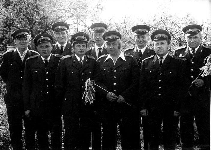 Lepold Dočkal, Jan Bradík, František Lehký, Josef Zatloukal, Alois Ježák a za nimi stojí František Prachař, Jan Kohn mladší, Jan Kohn starší a Rostislav Opršal ROK 1984 Výroční členské schůze konané