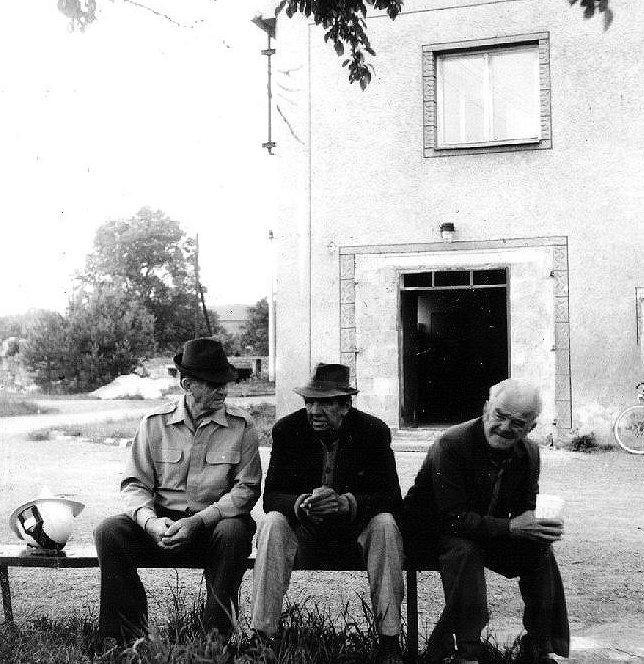 Na lavičce před hasičskou zbrojnicí sedí Jan Kohn, Josef Starosta a Leopold Dočkal.