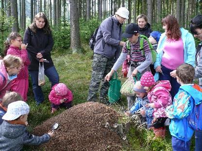Tento víkend byl letos doplněn o komentovanou prohlídku městské zeleně v Týně a hravou prohlídku areálu na Semenci. 14. 18. 8.