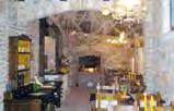 Ubytování je poskytováno se snídaní, ve vlastní stylové restauraci, anebo s vlastní stravováním. Ideální možnost pro rodiny s dětmi.