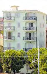 pohovkou pro 2 osoby, ložnice s manželskou postelí, pokoj se dvěma lůžky, balkón se zahradním nábytkem (některé apartmány výhled na moře) Vzdálenost od centra: cca 100 m od centra letoviska Cupra