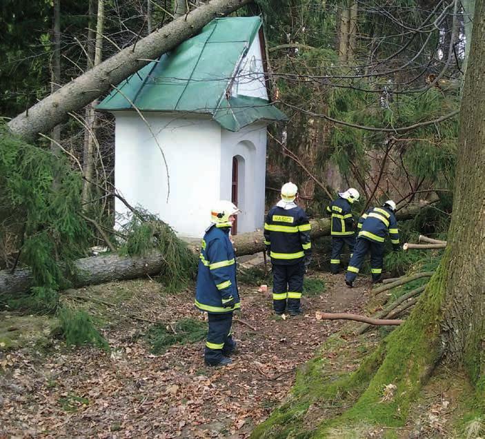 Oprava kaple sv. Maří Magdalény 6 09/2017 kteří si museli doslova prořezat cestu přes další vyvrácené stromy a později přijela okresní pohotovostní jednotka hasičů.