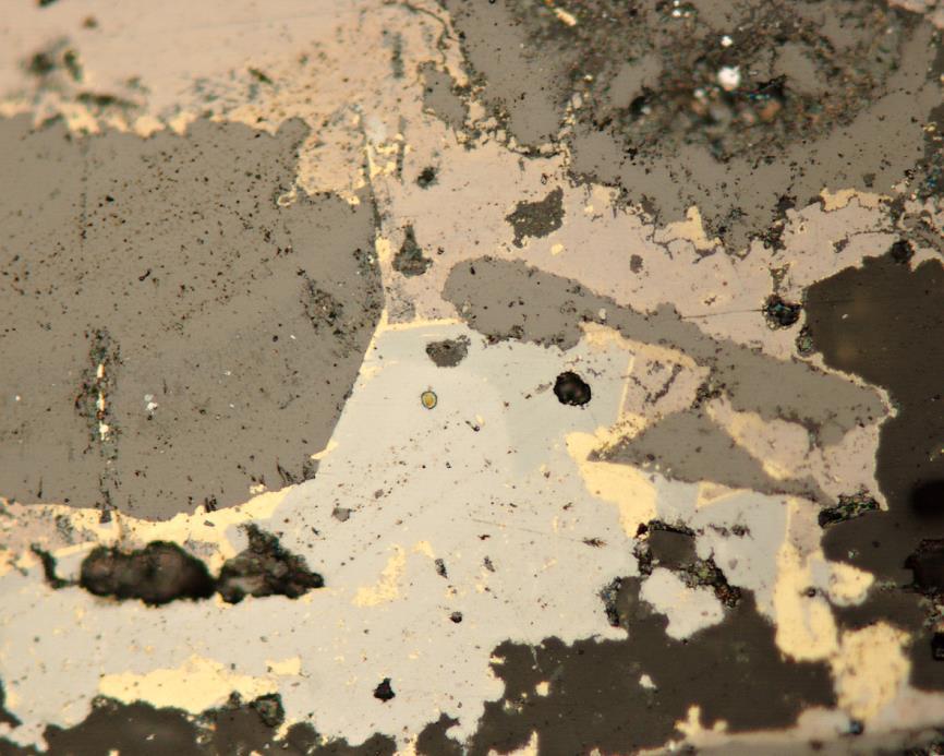 Pyrit bohatý Se je popisován Litochlebem et al. (2004) z ložiska Bytíz jako drobná zonální hypidiomofní zrna do velikosti 40 x 80 µm zarostlá v kalcitu, částečně lemovaná coffinitem.
