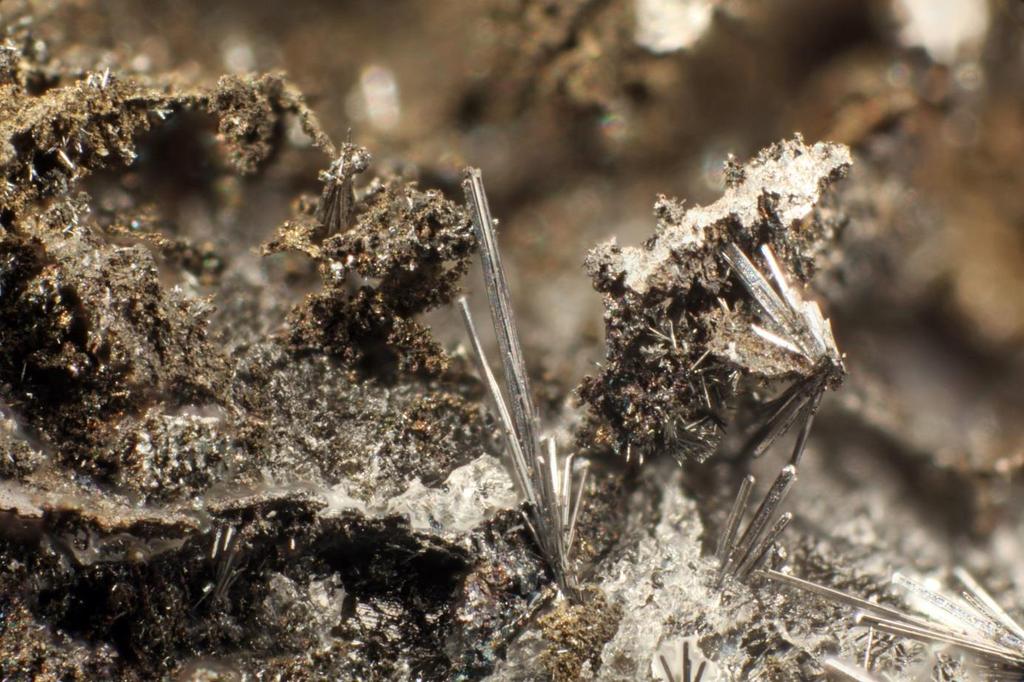 D. 2. Charakteristika jednotlivých minerálů selenidové asociace Antimonselit, Sb 2 Se 3, byl zjištěn v haldovém materiálu šachty č. 16 - Háje u Příbrami (Škácha et al. 2015).