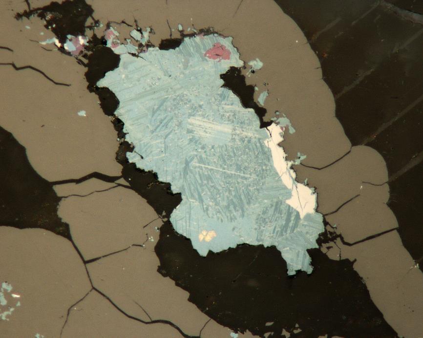 Athabascait, Cu 5 Se 4, je na ložisku poměrně vzácným minerálem. Vytváří až 300 µm velké alotriomorfní agregáty složené z velmi tenkých lamelárních krystalů (obr. 8).