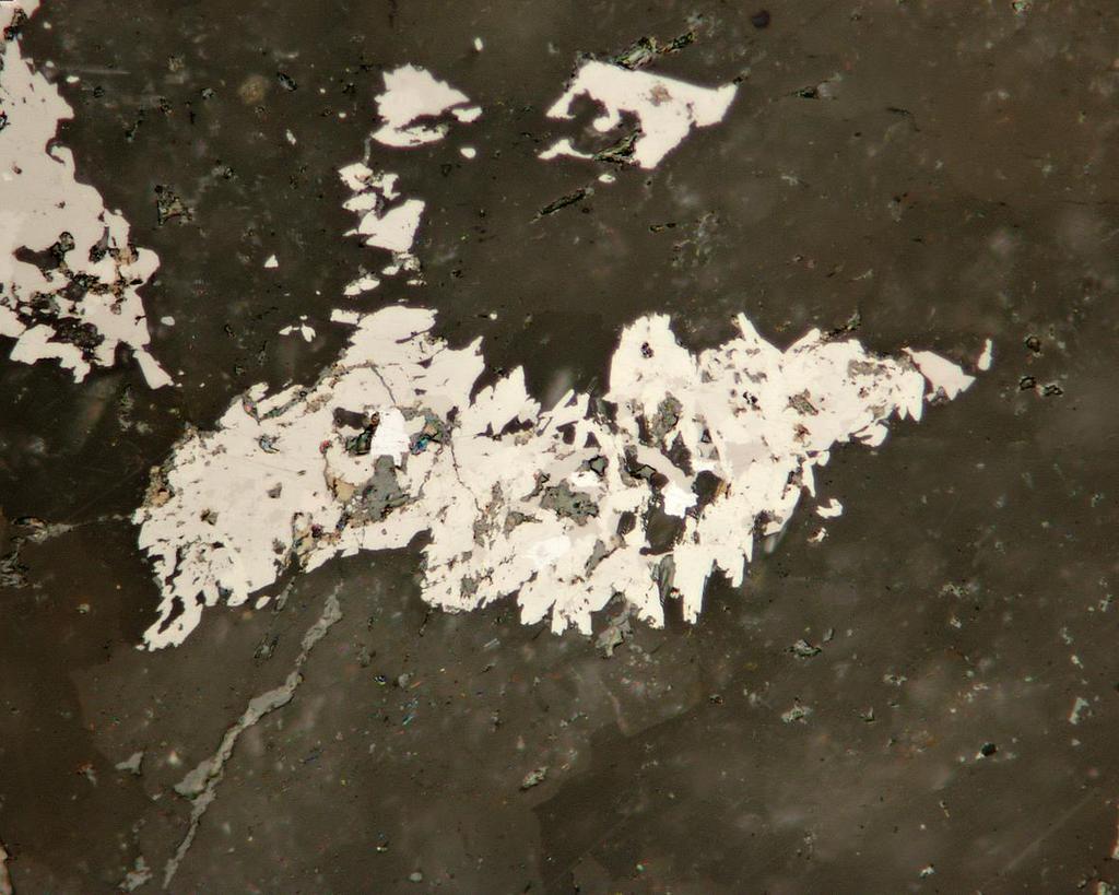 Se analog chalkostibitu, CuSbSe 2, se vyskytl pouze velmi vzácně v jediném úlomku žiloviny v asociaci s antimonselitem, dzharkenitem, hakitem a dalšími minerály.