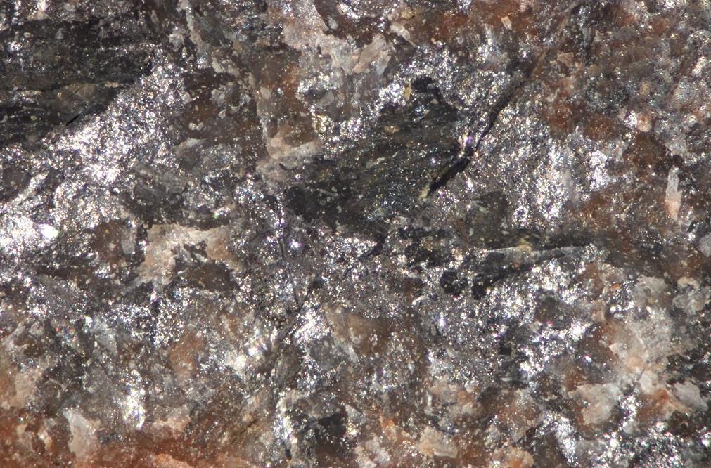 Permingeatit, Cu 3 SbSe 4, byl vzácně nalezen jako alotriomorfní zrna o velikosti až 1 mm, které tvoří srůsty v nahnědlém nebo černém mladším kalcitu v asociaci s chalkopyritem, hematitem,