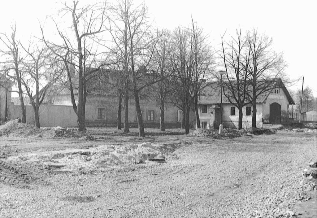 Náměstí 1. máje 14 V roce 1909 c. k. velkostatek přestavěl bývalou hospodářskou budovu k bydlení a stará budova vlevo od vjezdu byla označována čp. 10/a, budova vpravo od vjezdu pak 10/b.