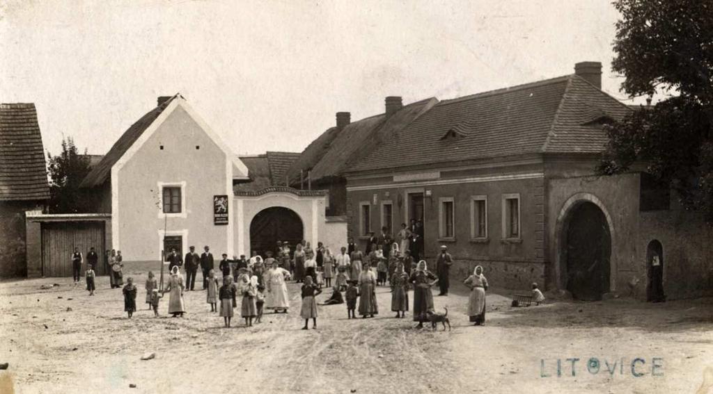 Náměstí 1. máje 35 V roce 1861 odešli manželé Koutných na výměnek do litovického domku čp. 32 a trhovou smlouvou z 31. prosince 1862 prodali litovický statek čp.