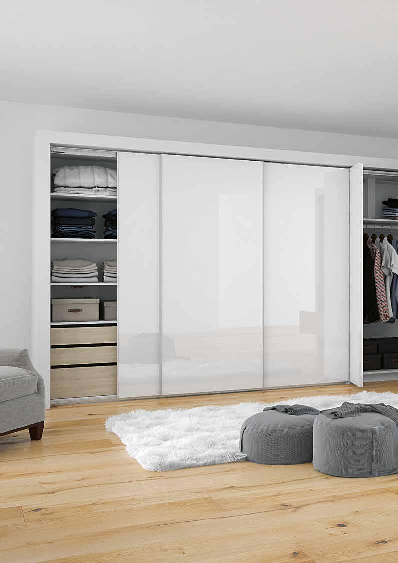 LOŽNICOVÁ SKŘÍŇ Fascinující funkce a design, který nadchne: Tato ložnicová skříň v okamžiku odhalí celý svůj obsah. Jediným pohybem ruky. Snadno a tiše. Pro kompletní přehled a rychlý přístup.