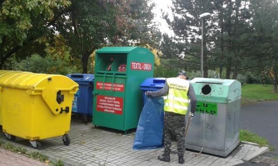 5. Veřejná správa rozdalo také přibližně sto padesát kusů oblečení a bot, které darovali zaměstnanci magistrátu.