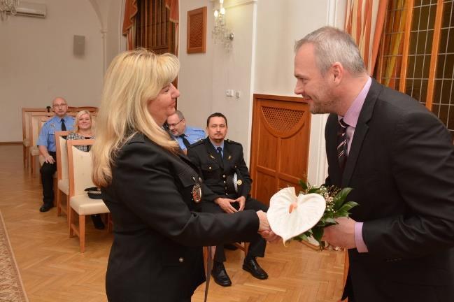 4. Kalendárium Při příležitosti pětadvacátého výročí založení Městské policie Chomutov bylo 25. ledna oceněno sedmnáct strážníků, kteří slouží dvacet a více let.
