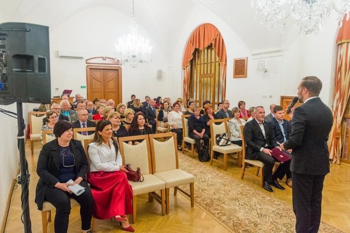 4. Kalendárium skupin. Turnaj už podeváté vyhrál A tým Odborné školy energetické a stavební, Obchodní akademie a Střední zdravotnické školy, která celou akci také organizuje.