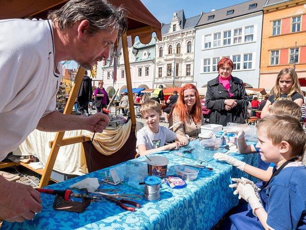 4. Kalendárium Ve čtvrtek 11. května se na náměstí 1. máje uskutečnil Krušnohorský regiofest s nabídkou regionálních výrobků a zážitků.