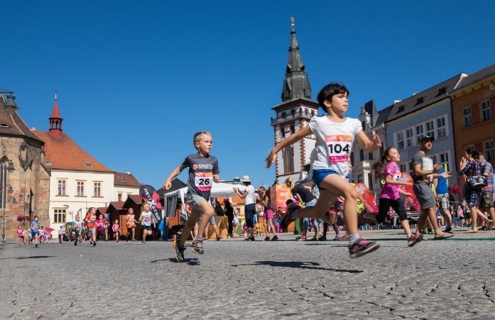 4. Kalendárium 4.8 Srpen Od 1. srpna začal Úřad práce vyplácet nižší příspěvky na živobytí lidem, kteří nepracovali déle něž půl roku.