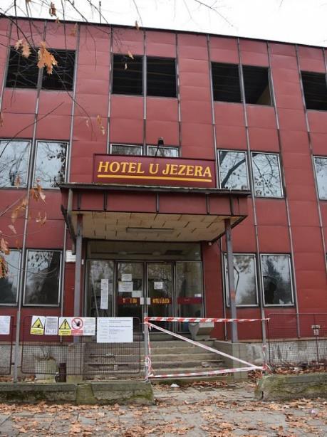 4. Kalendárium Hospodářství Obyvatelstvo Zaměstnanost Nezaměstnanost na Chomutovsku k 30. září 2017 4.10 Říjen V říjnu byla zahájena demolice červeného hotelu u Kamencového jezera.