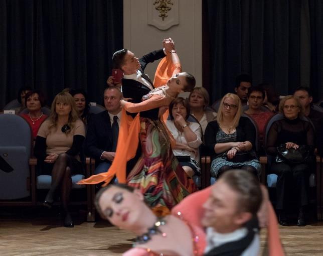 4. Kalendárium válek a totalit v městském parku. Pietnímu aktu přihlíželi se svíčkami v rukou občané Chomutova, studenti a zástupci chomutovských spolků. 18.