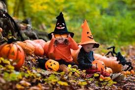HALLOWEEN Halloween tento rok (2018) oslavíme ve středu 31. října. Halloween je původem anglosaský lidový svátek, v překladu z angličtiny do češtiny to znamená "předvečer Všech svatých".
