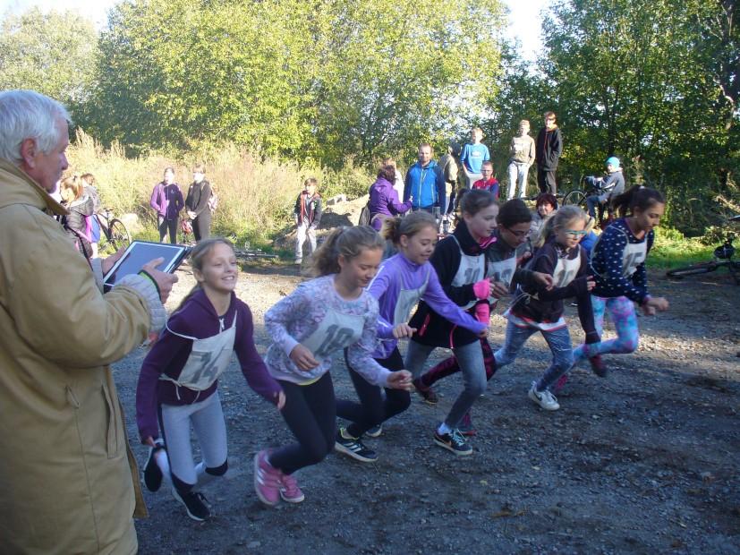 a mezi děvčaty Hana Vávrová (6.tř.). Pak se už na trať vydali běžci podle svých ročníků.