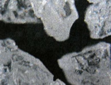 Obr. 5 Elektrokorund [4] Chromit Chromit (Obr. 6) je oxid chromu a železa, který patří mezi spinelidy. Ve směsi s křemenem je chromit žáruvzdorný a jeho teplota tavení je okolo 2 180 C.