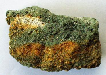 Obr. 10 Glaukonit [6] Kaolinitický jíl je pojivo se šamotovým lupkem a tvoří šamotovou formovací směs, která je určená pro výrobu forem a jader velmi těžkých ocelových odlitků.