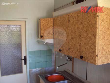 Dům je zateplen. Podlaží : 2 Technický stav : průměrný Podlahová plocha bytu 72 m2 + 3 m2 sklepní kóje Nabídková cena : 570 000,- Kč Srovnávací bytová jednotka č.
