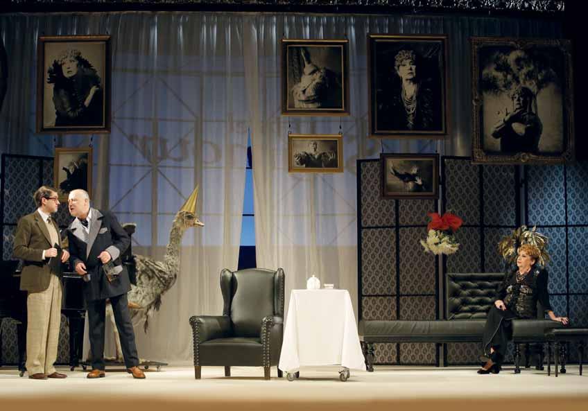 Peter Quilter (1965) JE ÚCHVATNÁ! Premiéra 3. listopadu 2016 v 18.30 hodin v Divadle Antonína Dvořáka Komedie o nejtragičtější operní zpěvačce všech dob Ivan Dejmal (Cosma McMoon), Jan Fišar (St.