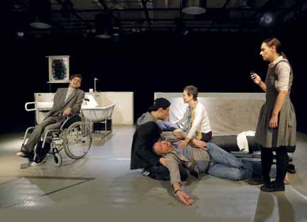 Dartonová) Robert Finta (Joey Sturdy),