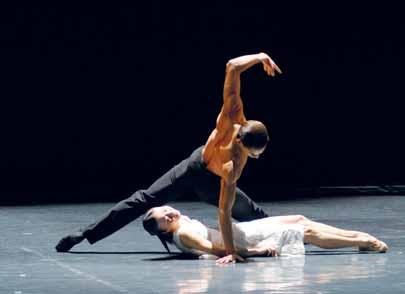 jednání) Choreografie Lynne Charles Hudba Petr Iljič Čajkovskij Tančí Rita Pollacchi, Petar Đorčevski (sólisté SNG Opera in balet Ljubljana, Slovinsko) FALLING ANGELS (fragment) Choreografie Jiří