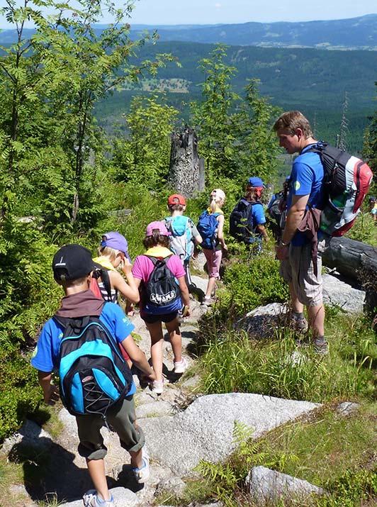 novinka KRÁLOVSTVÍ ŽABEK A ČOLKŮ Délka: 1 1,5 hodiny Nahlédneme do podivuhodného království obojživelníků a formou her zjistíme, jak jsou přizpůsobeni životu na souši i ve vodě.