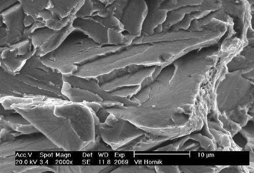 striace, tavba S, σ a = 407 MPa, R = 17 Hranice šíření