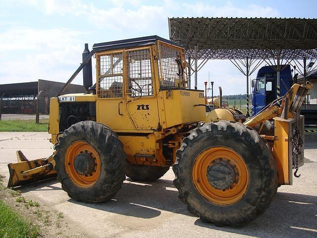 Obrázek 3 Lesní kolový traktor (LKT) [13] Traktor pro vinice a chmelnice je varianta speciálního