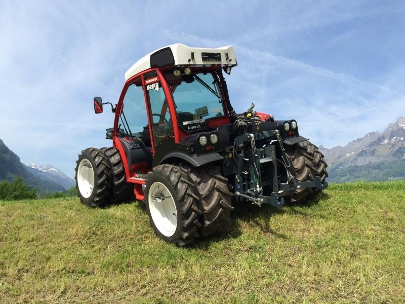 Bažinový traktor je další možná varianta speciálního traktoru. Je to pásový nebo kolový traktor s velmi širokými pásy nebo se širokými pneumatikami pro práci v málo únosných půdách.