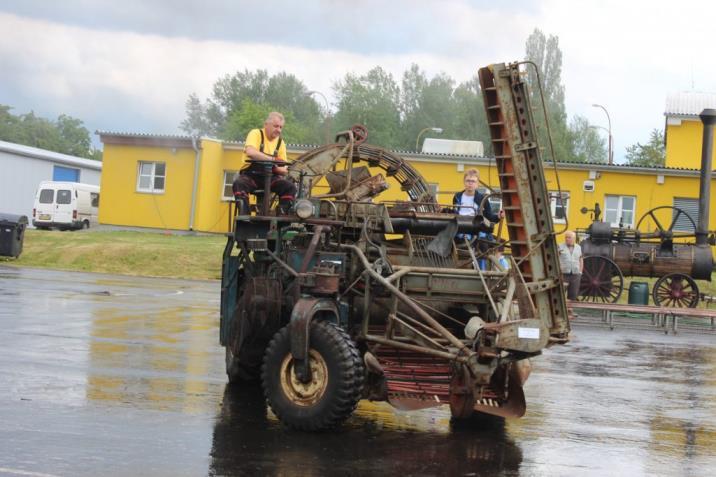 Obrázek 6 Samohybný podvozek [30] 2) Podle druhu Kolový traktor vyvíjí tahovou sílu spojením hnacích kol s podložkou. Obvykle je opatřen čtyřmi koly s pneumatikami.