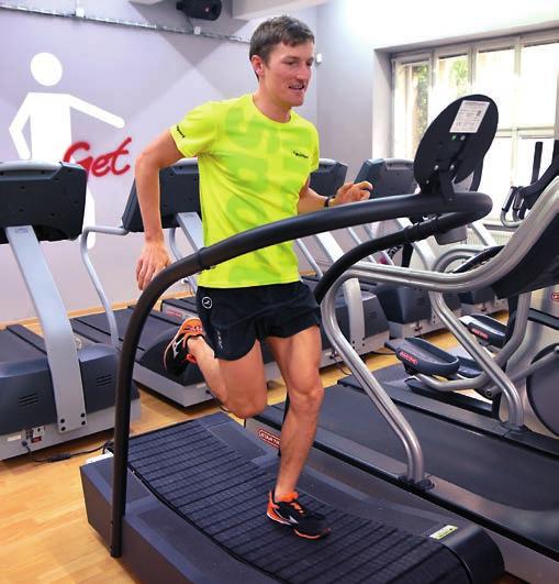 Dejte si pozor, abyste hlavu nezakláněli, neukláněli ani nepředsazovali, měla by být v rovině s páteří.