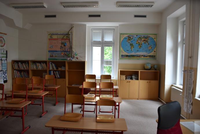 Distribuce vzduchu v učebnách: 1) Potrubí + vyústka